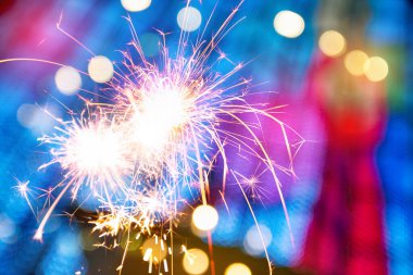 Çin Yeni Yılı, Havai fişek kıvılcımı ve refah ve zenginlik için parıltı