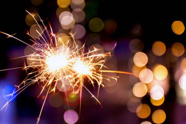 Çin Yeni Yılı, Havai fişek kıvılcımı ve refah ve zenginlik parıltısı, bayram etkinliği