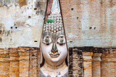 Sukhothai tarihi parkı Sukhothai, Tayland 'daki Wat Si Chum tapınağında büyük Buda heykeli