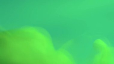 Siyah bir zeminde soyut yeşil buhar dumanı. Kimyasal bir duman bulutu. Kimyasalda parlak, zehirli gaz bulutu. Toksinler ve zehirli maddeler hareket halinde..