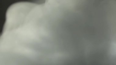 Siyah bir zeminde soyut beyaz buhar dumanı. Kimyasal bir duman bulutu. Kimyasalda parlak, zehirli gaz bulutu. Toksinler ve zehirli maddeler hareket halinde..