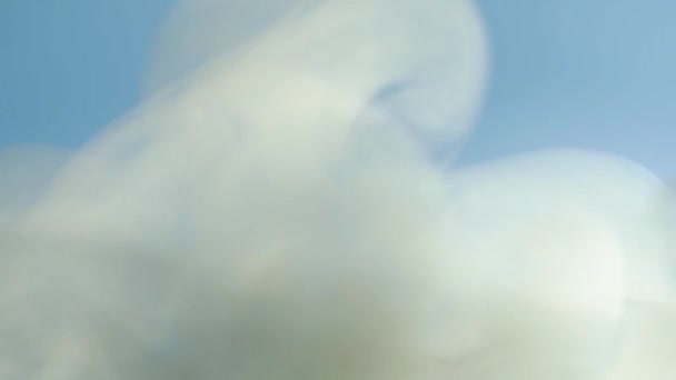 Abstrakter Weißer Dampfrauch Auf Blauem Hintergrund Eine Wolke Chemischen Rauchs — Stockvideo