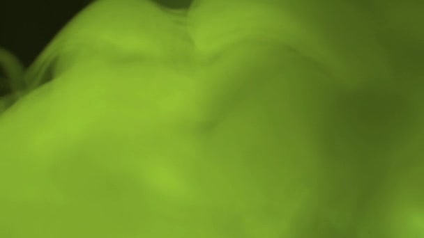 黒い背景に緑色の蒸気霧 ガス状で毒のある煙の雲 反応剤の化学反応 運動中の毒素や毒性物質 ガス状物質の沸騰 — ストック動画