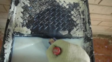 Bir inşaat işçisi duvara boya uygular. Ressam duvarları fırçayla kaplar, evde ya da odada tamirat yapar. Binanın yeniden inşası, uzmanlar duvarı onarır.