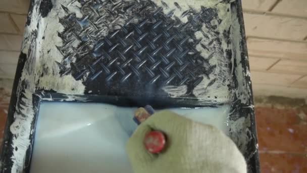 Ein Bauarbeiter Trägt Farbe Auf Eine Ziegelwand Auf Der Maler — Stockvideo