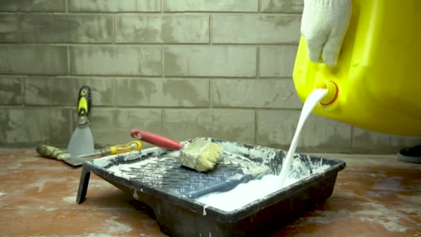 Bir Inşaat Işçisi Tepsiye Boya Inşaat Karışımı Döker Evde Inşaatçı — Stok video