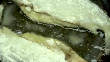 Kıtır kıtır hamurlu balık kızarır ve yağlı tavada pişirilir. Geleneksel kızarmış balık tarifi.