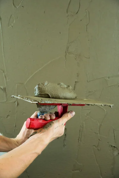 Ein Arbeiter Verputzt Die Wand Mit Einem Spachtel Und Trägt — Stockfoto