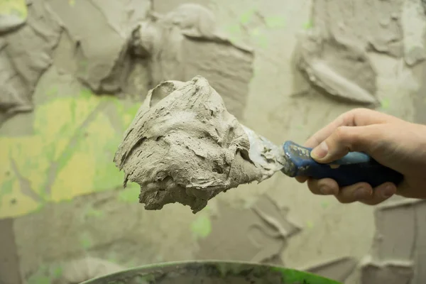 Bir Işçi Çimento Karışımına Bir Çözüm Bulmak Için Spatula Kullanır — Stok fotoğraf