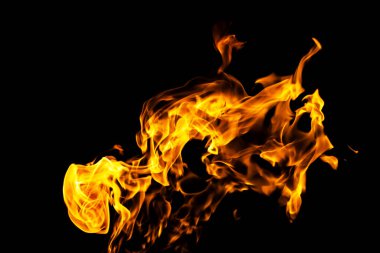 Siyah arka plandaki yangın alevleri izole edildi. Ateş ve alevlerle yanan benzin ya da benzin yanıkları. Yanan kıvılcımlar, ateş şekilleri. Karanlıkta fotokopi uzayı ile cehennem ateşi parlıyor.