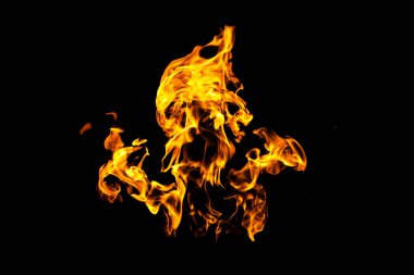 Siyah arka plandaki yangın alevleri izole edildi. Ateş ve alevlerle yanan benzin ya da benzin yanıkları. Yanan kıvılcımlar, ateş şekilleri. Karanlıkta fotokopi uzayı ile cehennem ateşi parlıyor.