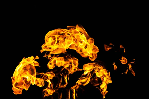 黒い背景に炎が隔離された 燃焼ガスやガソリンは火と炎で燃えます 炎の燃える火花を閉じると 火災のパターン 暗闇の中の火の無限の輝きをコピースペースで — ストック写真