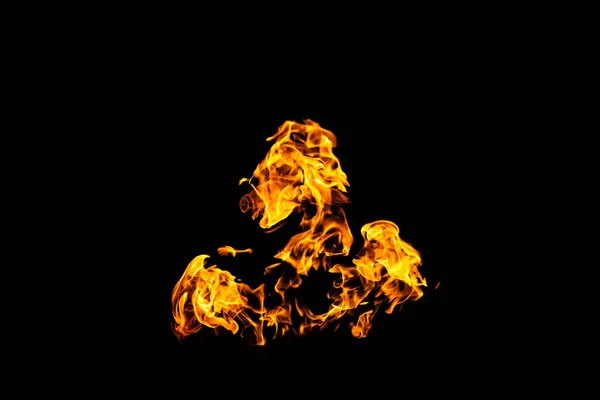 黒い背景に炎が隔離された 燃焼ガスやガソリンは火と炎で燃えます 炎の燃える火花を閉じると 火災のパターン 暗闇の中の火の無限の輝きをコピースペースで — ストック写真