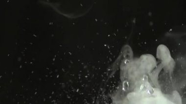 Su sıçratma, sıçrama, buharı yakın çekim ile su damlatma ve sıçrama. Kıvrım yapabilme yeteneği olan düşük hareketli video. Hareket halindeki suyu damlatıp sıçratma. Sakin melodik, rahatlatıcı dans eden su videoları.
