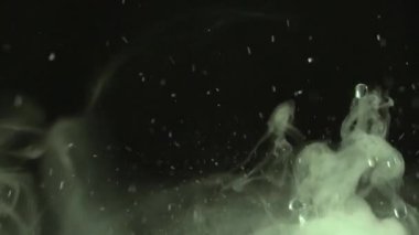Su sıçratma, sıçrama, buharı yakın çekim ile su damlatma ve sıçrama. Kıvrım yapabilme yeteneği olan düşük hareketli video. Hareket halindeki suyu damlatıp sıçratma. Sakin melodik, rahatlatıcı dans eden su videoları.