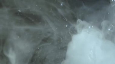 Su sıçratma, sıçrama, buharı yakın çekim ile su damlatma ve sıçrama. Kıvrım yapabilme yeteneği olan düşük hareketli video. Hareket halindeki suyu damlatıp sıçratma. Sakin melodik, rahatlatıcı dans eden su videoları.