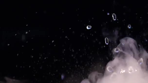 Reazione Chimica Con Spruzzi Acqua Vorticosi Bollenti Saltando Gocce Con — Video Stock