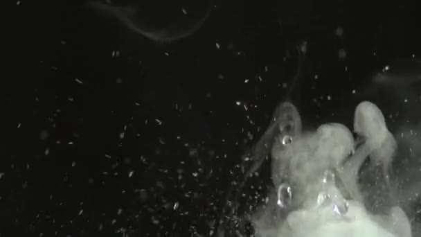 Csobbanás Fröccsenés Cseppek Fröccsenő Víz Gőz Közeli Képpel Lassú Mozgású — Stock videók