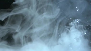 Sulu su damlaları ve sisli videoları rahatlatıyor veya mavi bir arkaplanda döngü yapabilme yeteneğine sahip dumanlar. Su yakın planda sıçrar. Su damlar ve hareket halinde zıplar. Kimyasal reaksiyon suyu.