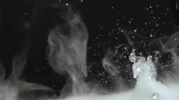 Entspannungsvideos Mit Spritzern Und Wassertropfen Mit Nebel Oder Rauch Auf — Stockvideo