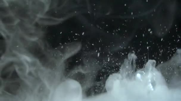 Расслабляющие Видео Брызгами Капельками Воды Туманом Дымом Синем Фоне Возможностью — стоковое видео