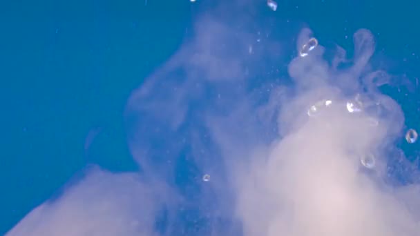 Розслаблюючі Відео Сплесками Краплями Води Туманом Або Димом Синьому Фоні — стокове відео