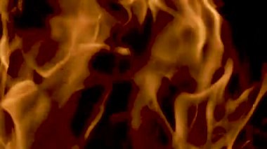 Ateş ve alevlerin yavaş çekim videosu. Bir ateş çukuru, yanan gaz ya da alevlerle yanan benzin. Yakın çekim ve kıvılcımlar, ateş desenleri.