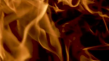 Ateş ve alevlerin yavaş çekim videosu. Bir ateş çukuru, yanan gaz ya da alevlerle yanan benzin. Yakın çekim ve kıvılcımlar, ateş desenleri.