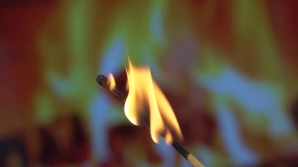 点燃的火柴是在火焰或大火的背景下点燃的 概念慢动作视频与火 — 图库视频影像