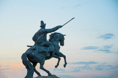 Kazakistan, Petropavlovsk 30 Ağustos 2020: Kazakistan 'daki Abylai Khan heykelinin anıtı.