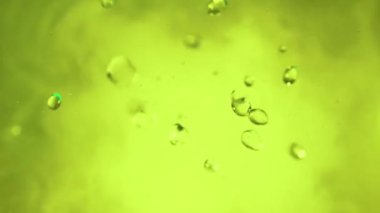 Su sıçratma ve sisli su damlalarıyla rahatlatıcı videolar. Su yakın çekim sırasında sıçrar. Su damlar ve hareket halinde zıplar. Kimyasal reaksiyon su buharlaşması. Fiziksel fenomen