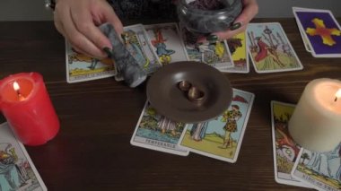 Bangkok, Tayland, 22-2020. Falcı medyumu gelecek için kartlar ve tahminler sunuyor. Noel falcılığı ve tahminleri. Kartlarla yapılan sihirli seanslar. Kadın eli ve Tarot kartları.