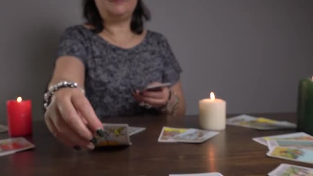 Bangkok Tailândia Novembro 2020 Fortune Teller Medium Lays Out Cards — Vídeo de Stock