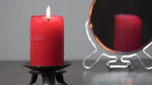 Концептуальне Відео Запаленої Свічки Яка Відображається Дзеркалі Різдвяні Проповіді Духовність — стокове відео