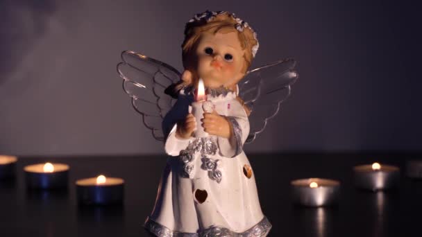 教堂里点着蜡烛的白色圣诞天使 宗教中的精神神 — 图库视频影像