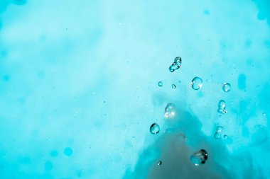 Su damlası. Kaynayan su sıçramalarıyla oluşan kimyasal reaksiyon, büyük bir ısı ve gaz buharı salınımı ile sıçrama damlaları. Su sıçratma fiziksel bir olgudur.