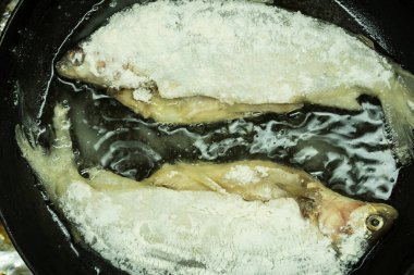 Hamur hamurlu balık ekmek kırıntılarında kızarır ve yağlı bir tavada pişirilir. Geleneksel kızarmış balık tarifi.