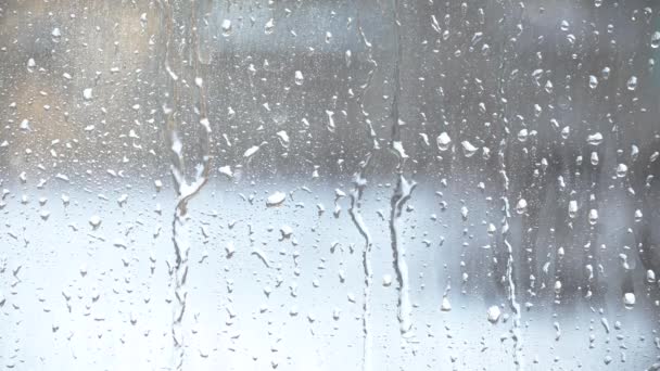Πιτσιλιές Σταγονιδίων Νερού Στο Ποτήρι Παράθυρο Μια Βροχερή Ημέρα Υγρό — Αρχείο Βίντεο