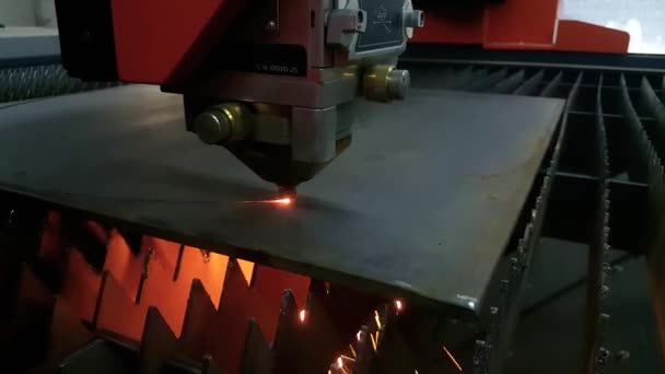 高精度レーザーCncマシンと機器上の金属の切断と加工 鉄鋼業界工場での鉄 アルミニウム ステンレス鋼の切断 金属製品の金属加工 — ストック動画