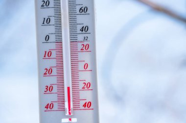 Termometre kışın karların üzerinde yatar. Negatif bir sıcaklık gösterir. Kışın sert iklimde meteorolojik koşullar, düşük hava ve ortam sıcaklıkları. Kışın donmak.