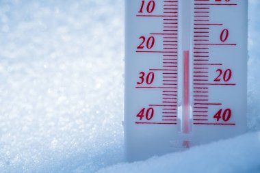 Termometre kışın karların üzerinde yatar. Negatif bir sıcaklık gösterir. Kışın sert iklimde meteorolojik koşullar, düşük hava ve ortam sıcaklıkları. Kışın donmak.