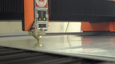 Yüksek hassasiyetli bir lazer cnc makinesi ve ekipman üzerinde metal kesip işleme. Demir ve çelik endüstrisi. Fabrikada demir, alüminyum ve paslanmaz çelik kesimi.