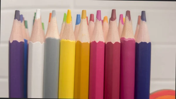 色鉛筆 文房具のセット テーブルの上に多色の鉛筆がたくさんあります — ストック写真