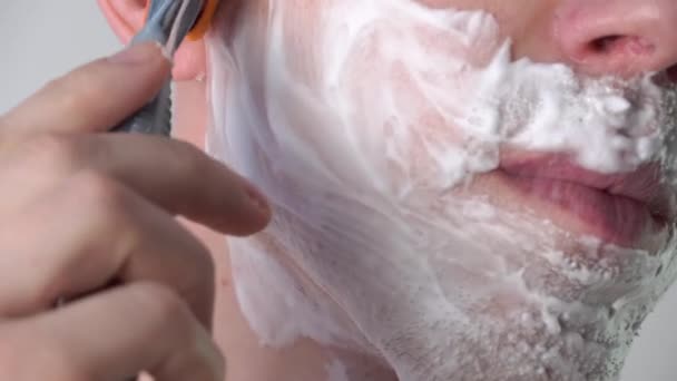 남자가 욕실에서 면도칼로 얼굴을 얼굴털면도 주름살 턱수염 부끄러워 — 비디오