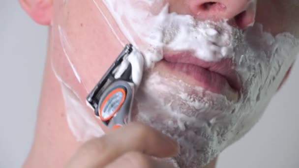 Genç Bir Adam Yüzünü Jiletle Köpükle Tıraş Eder Banyoya Yakın — Stok video