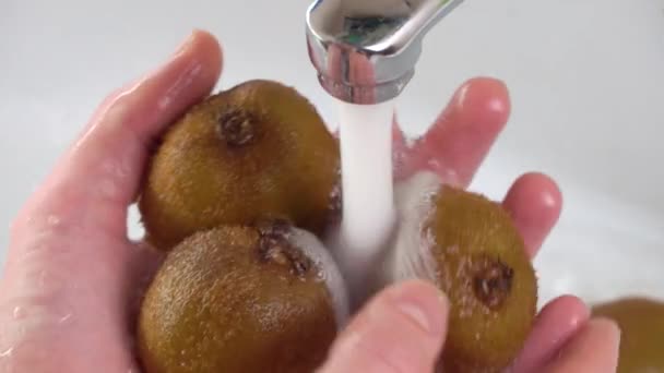 Frauenhände Waschen Kiwi Früchte Der Spüle Oder Waschbecken Großaufnahme — Stockvideo