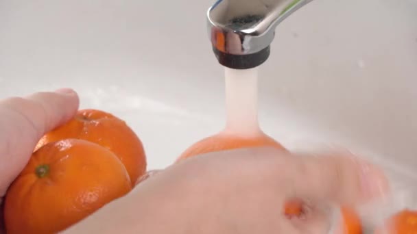 Frauenhände Waschen Fruchtorangen Oder Mandarinen Der Spüle Oder Waschbecken Großaufnahme — Stockvideo