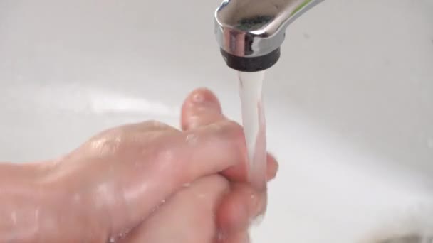 Πλύνετε Χέρια Σας Στο Μπάνιο Στο Νεροχύτη Σαπούνι Απορρυπαντικά Προσωπική — Αρχείο Βίντεο