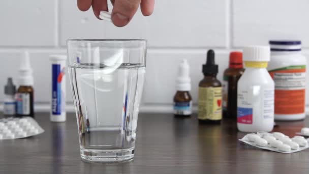 Giet Water Een Glas Gooi Bruisende Pillen Medicijnen Farmaceutische Bijstand — Stockvideo