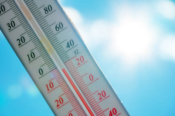 Зимой столбик термометра лежит на снегу, показывая отрицательную температуру.